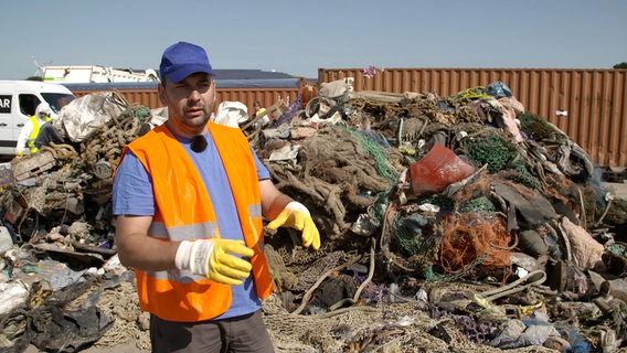Nabu-Mitarbeiter Nils Möllmann vor einem Müllberg, den Nordsee- Fischer als Beifang in ihren Netzen gefunden haben und der nun analysiert werden soll. © NDR / Clipart 