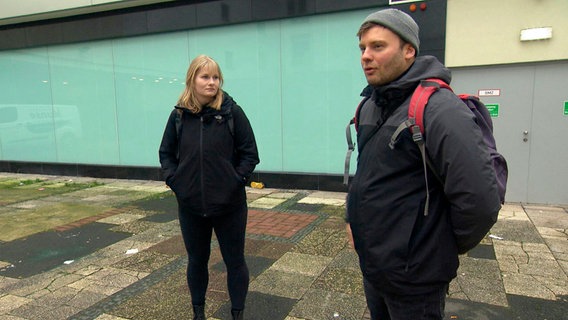 Die Streetworker Lea Coners und Manuel Selle machen mehrmals in der Woche Rundgänge durch die Stadt, um den Obdachlosen Hilfe anzubieten. Die Streetworker Lea Coners und Manuel Selle machen mehrmals in der Woche Rundgänge durch die Stadt, um den Obdachlosen Hilfe anzubieten. © NDR / Reinhard Bettauer