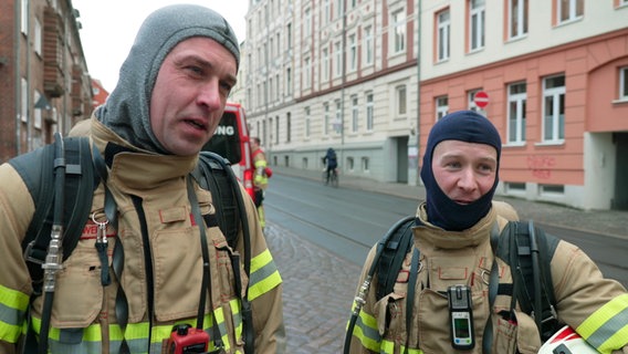 André Nickel und Alexander Neu im Feuerwehreinsatz. © NDR/Mathias Schulze 