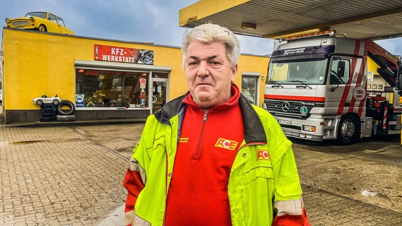 Kein Benzin mehr, Ölverlust oder Motorschaden - Thomas Hoth hilft wenn mal jemand liegen bleibt. © NDR/Udo Tanske und Sylvio Kacmarek 