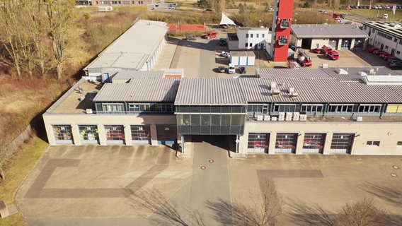 Eine Luftaufnahme der Hauptwache der Schweriner Feuerwehr mit mehreren Garagentoren. © NDR/Mathias Schulze 