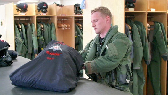 Hoch hinaus: Staffelkapitän Hannes (32) fliegt bis zu 180 Stunden pro Jahr im Eurofighter und 20 im Simulator. Hoch hinaus: Staffelkapitän Hannes (32) fliegt bis zu 180 Stunden pro Jahr im Eurofighter und 20 im Simulator. © NDR/VP Vollprogramm FFP GmbH