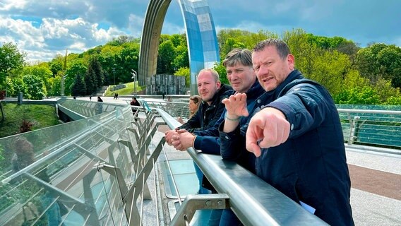 Michael Kröger, Hans de Boer und Dennis Post (von vorne nach hinten) nehmen sich in Kiew eine kurze Auszeit. Michael Kröger, Hans de Boer und Dennis Post (von vorne nach hinten) nehmen sich in Kiew eine kurze Auszeit. © NDR/William Dubas