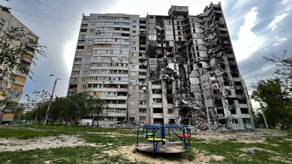 Ein durch russische Artillerie zerstörtes Wohngebäude im Charkiwer Stadtteil Saltiwka. © NDR/William Dubas 