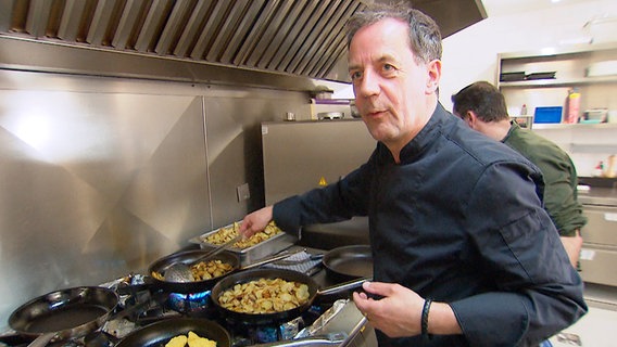 Thorsten Malorny betreibt das Restaurant "Lotti am Strand". Weil das Personal knapp ist, hilft er selbst hin und wieder in der Küche aus. © NDR/Clipart 