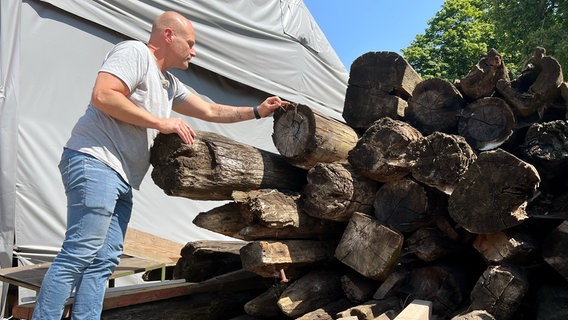 Zimmermann Teelko Uphoff kontrolliert seinen Schatz aus altem Holz. © NDR/Ulla Hamann 
