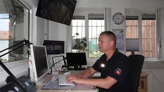 Vollzugsbeamter Jens Klene im Sicherungsverwahrungs-Büro. Der 47-jährige arbeitet in der Justizvollzugsanstalt Meppen seit 18 Jahren. Ein Jahr davon in der Sicherungsverwahrung. Vollzugsbeamter Jens Klene im Sicherungsverwahrungs-Büro. Der 47-jährige arbeitet in der Justizvollzugsanstalt Meppen seit 18 Jahren. Ein Jahr davon in der Sicherungsverwahrung. © NDR/HIN-SEHEN-KAMP/Helge Hinsenkamp