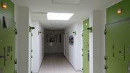 Blick in die Sicherungsverwahrung der Justizvollzugsanstalt Meppen. Acht der zehn sogenannten Apartments sind belegt. © NDR/HIN-SEHEN-KAMP/Helge Hinsenkamp 