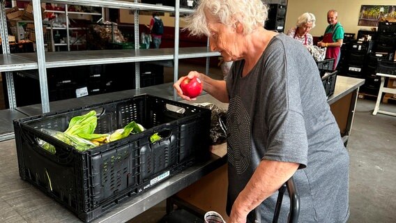 Auch Louise Brackland kommt einmal pro Woche zur Tafel und versorgt sich hier mit Gemüse und Obst. © NDR/LEMON8 