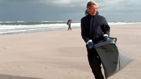 Seit fast 40 Jahren entsorgt Jürgen Sperling den Westerländer Strand vom Müll. © NDR/Jumpmedientv 