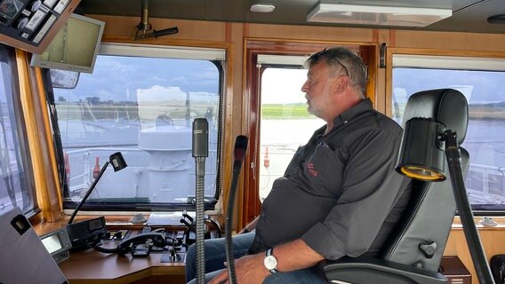 Wolfgang Kilian ist seit über 34 Jahren Schiffsführer auf der Elbfähre Wischhafen – Glückstadt. © NDR/MfG-Film/Nathalie Siegler 
