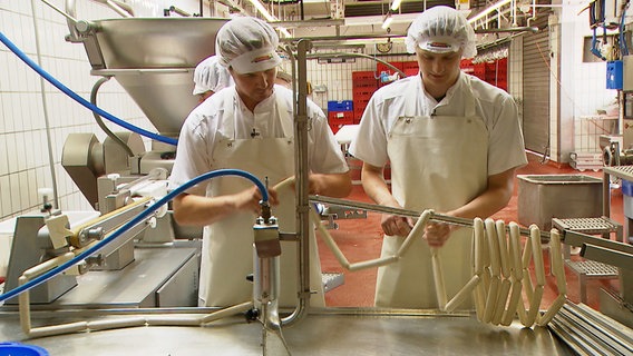 Die vegane Rostbratwurst ist in der Fleischerei sehr beliebt – in der Grill-Saison produzieren sie über 300 Kilo jede Woche. © NDR/AZ Media TV GmbH 