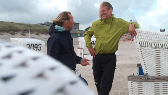 Unter den echten Syltern sind Menschen wie die Strandkorbvermieter, die in ihrem Arbeitsalltag fast ausschließlich für die Touristen da sind. Unter den echten Syltern sind Menschen wie die Strandkorbvermieter, die in ihrem Arbeitsalltag fast ausschließlich für die Touristen da sind. © NDR/Jumpmedientv