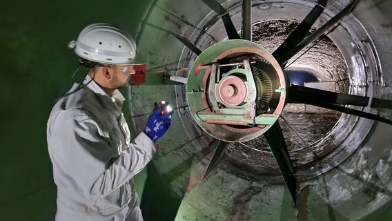 Christian Viehmann kontrolliert den Hauptgrubenlüfter ob sich zum Beispiel eine Schraube gelöst hat. Christian Viehmann kontrolliert den Hauptgrubenlüfter ob sich zum Beispiel eine Schraube gelöst hat. © NDR/Helge Hinsenkamp