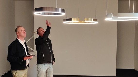 Moderne Leuchten im Lab - die Kunden von Markus Haacke wollen gern besondere Wohn-Accessoires, der Allround-Dienstleister lässt sich von Licht-Experten beraten © NDR 