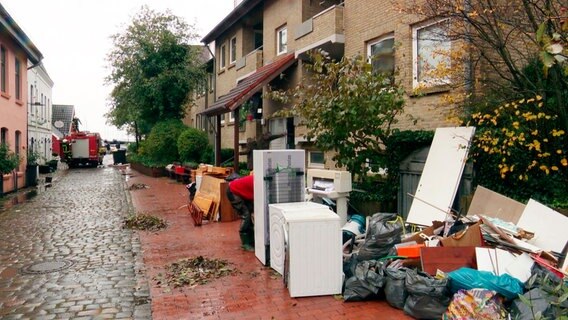 In Schleswig wird nasses Mobiliar auf die Straße gestellt © NDR 