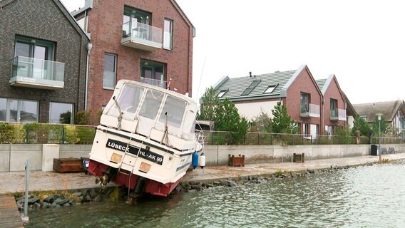 Beschädigtes Motorboot in der Marina Heiligenhafen © NDR 