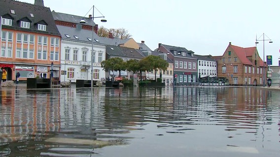 Häuser am Flensburger Hafen stehen im Wasser © NDR 