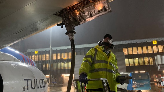 Tankwart Carsten Brummund beim Betanken des Flugzeugs. © NDR/Claudia Riemer 