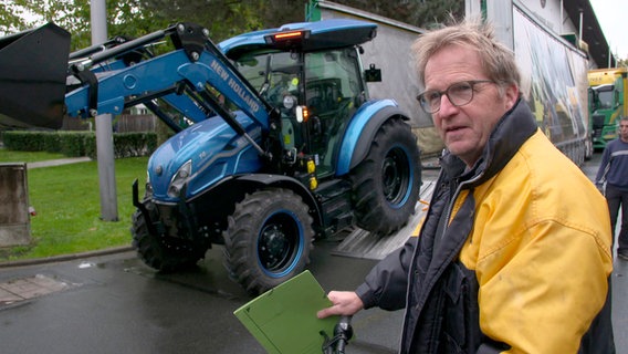 Für Gerd Gerdes ist es die achte Agritechnica in Hannover. Er ist verantwortlich für den Aufbau seiner Maschinen in Halle 3. Für Gerd Gerdes ist es die achte Agritechnica in Hannover. Er ist verantwortlich für den Aufbau seiner Maschinen in Halle 3. © NDR/FILMBLICK Hannover/Christina Georgi