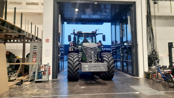 Trotz ihrer Breite von 4,60 Meter passt die diese Feldspritze noch gut durch die Hallentore auf der Agritechnica in Hannover. Trotz ihrer Breite von 4,60 Meter passt die diese Feldspritze noch gut durch die Hallentore auf der Agritechnica in Hannover. © NDR/FILMBLICK Hannover/Christina Georgi