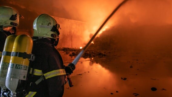 Die Berufsfeuerwehr Rostock während eines Brandes im Einsatz. © NDR/Berufsfeuerwehr Rostock 