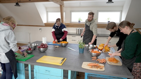 In der neuen Küche kochen Jung und Alt gemeinsam gegen Einsamkeit auf dem Land im Dorfladen in Poppendorf. In der neuen Küche kochen Jung und Alt gemeinsam gegen Einsamkeit auf dem Land im Dorfladen in Poppendorf. © NDR/Hanse TV