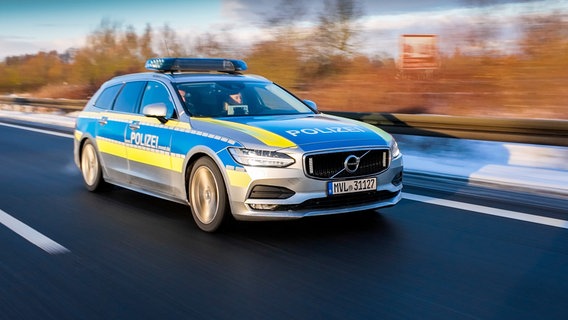 Ein schneller Streifenwagen der Autobahnpolizei. © NDR/Udo Tanske 
