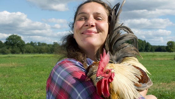 Christine gilt in der Branche als Geflügelexpertin. © NDR/Peter Janßen 