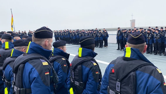 Während der Fahrt müssen die Soldatinnen und Soldaten der Fregatte "Hamburg" beweisen, dass sie alle Aufgaben sicher beherrschen – vom Gefecht bis zum Mann-über-Bord-Manöver. © NDR 