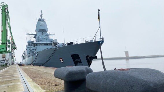 Die Fregatte "Hamburg" vor dem Auslaufen in Wilhelmshaven. Auf der Fahrt nach Südengland wird die 221-köpfige Besatzung für Einsätze wie im Roten Meer und in der Nordsee trainieren. © NDR 