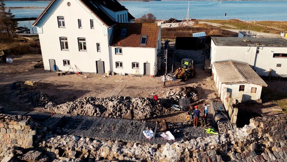 Völlig ungeschützt steht es nach der Ostseesturmflut da. Das Lotsenhaus auf der Lotseninsel Schleimünde. Der Wiederaufbau der Schutzmauer beginnt. © NDR 