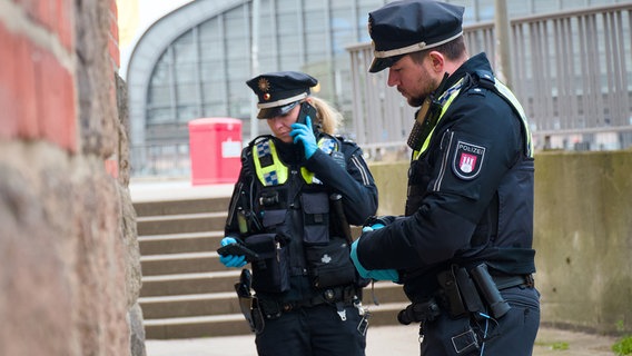 Hamburg: Zwischen Platzverweis und Fingerspitzengefühl: Rund 20.000 Schritte sind Susi und Lukas pro Schicht unterwegs. © NDR/Timo Gramer / VP VOLLPROGRAMM 