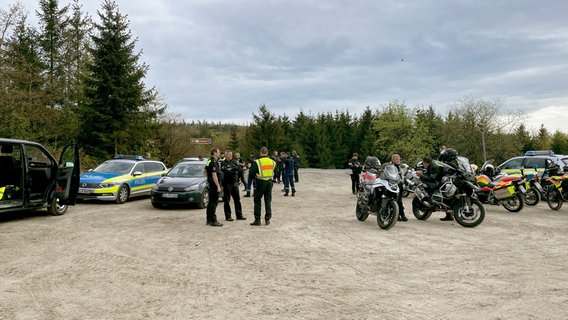 An mehreren Unfallschwerpunkten der Vorjahre führen sie heute die Großkontrolle zum Saisonstart durch. An mehreren Unfallschwerpunkten der Vorjahre führen sie heute die Großkontrolle zum Saisonstart durch. © NDR