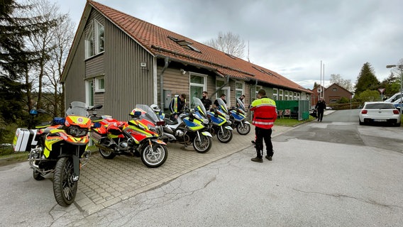 Bei der Polizeigroßkontrolle von Motorradfahrern im Oberharz sind Beamte aus ganz Niedersachsen im Einsatz. © NDR 