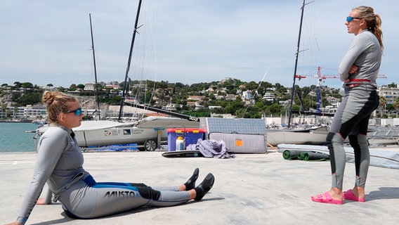 Schon mal olympisches Wasser ausprobieren: Hanna Wille und Marla Bergmann beim Olympic Test Event vor Marseille. Schon mal olympisches Wasser ausprobieren: Hanna Wille und Marla Bergmann beim Olympic Test Event vor Marseille. © NDR/ADAMfilm