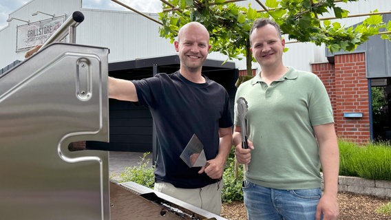 Oliver und Philipp Schickling bauen in Visbek hochwertige Gas- und Kohlegrills. © NDR/Thorsten Schöntaube 