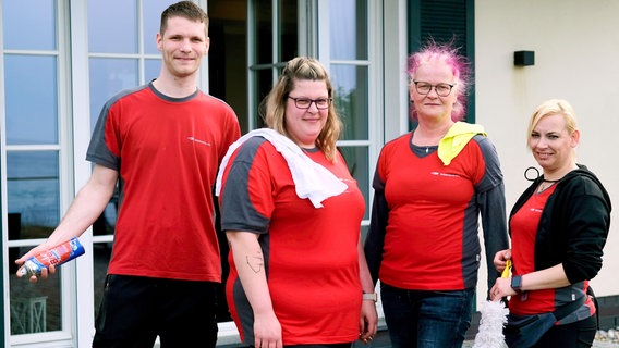 Sie schuften, damit es andere schön im Urlaub haben: Das Putzteam der Urlaubsagentur "Meerfischland": (v. l. n. r.: Heiko Fritzsche, Sandra Schlimm, Anett Burmeister, Yvonne Bruhn). Sie schuften, damit es andere schön im Urlaub haben: Das Putzteam der Urlaubsagentur "Meerfischland": (v. l. n. r.: Heiko Fritzsche, Sandra Schlimm, Anett Burmeister, Yvonne Bruhn). © NDR/Clip Film/Matthias Ruuck