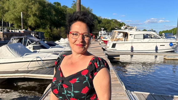 Yildiz Frühauf ist seit mehr als 20 Jahren Hafenmeisterin in Lauenburg an der Elbe. © NDR/Malte von der Brelie 