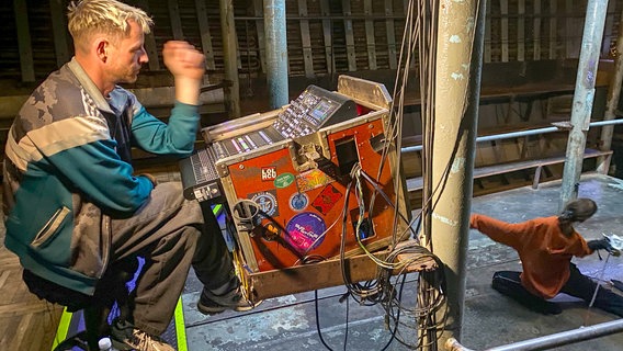 Tontechniker Felix beim Soundcheck zur Performance des argentinischen Kollektivs „Post-organic Bauplan“ an Bord der „MS Stubnitz“ Tontechniker Felix beim Soundcheck zur Performance des argentinischen Kollektivs „Post-organic Bauplan“ an Bord der „MS Stubnitz“ © NDR/Joker Pictures