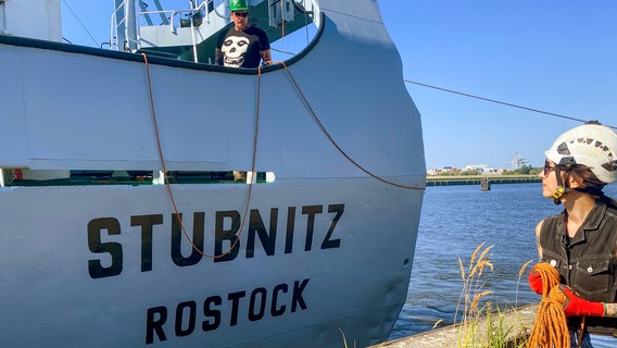Endlich zurück in Hamburg – Ehrenamtler Marc, genannt „Plexe“, wirft nach dem Werft-Aufenthalt der freiwilligen Helferin Frederike, genannt „Flicke“, am Kirchenpauerkai die Achterleine zu. Endlich zurück in Hamburg – Ehrenamtler Marc, genannt „Plexe“, wirft nach dem Werft-Aufenthalt der freiwilligen Helferin Frederike, genannt „Flicke“, am Kirchenpauerkai die Achterleine zu. © NDR/Joker Pictures
