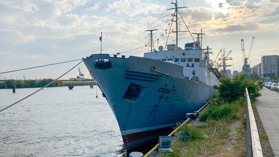 Die "MS Stubnitz" darf zunächst bis Ende 2026 am Interims-Liegeplatz am Kirchenpauerkai liegen, aber die Bebauung der neuen Promenade in der HafenCity rückt immer näher. © NDR/Joker Pictures 