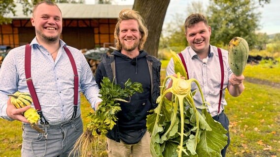 Die Chefs vom "Friedas am Wasserturm" in Lüneburg, Dominik Herr (li.) und Jan-Philip Trenner, arbeiten ausschließlich mit regionalen Lieferanten und besuchen diese immer persönlich vor Ort, um mehr über die Ware zu erfahren. Die Chefs vom "Friedas am Wasserturm" in Lüneburg, Dominik Herr (li.) und Jan-Philip Trenner, arbeiten ausschließlich mit regionalen Lieferanten und besuchen diese immer persönlich vor Ort, um mehr über die Ware zu erfahren. © NDR/Saskia Bezzenberger
