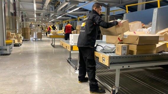 2:30 Minuten pro Paketauslieferung hat ein Paketbote Zeit. Bis zu 190 pro Sendungen pro Schicht kommen auf die Boten vor Weihnachten zu. 2:30 Minuten pro Paketauslieferung hat ein Paketbote Zeit. Bis zu 190 pro Sendungen pro Schicht kommen auf die Boten vor Weihnachten zu. © NDR