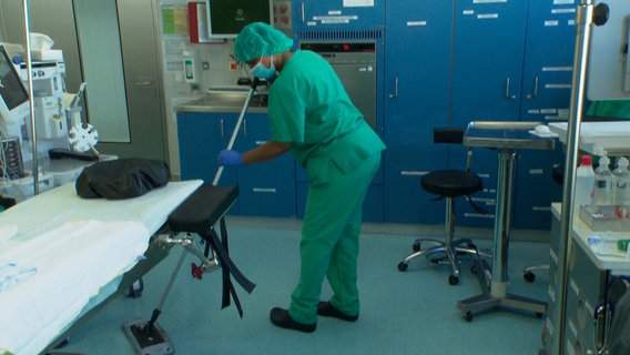 Agartha Bediako-Poku bringt nach der Geburt eines Babys den Kreißsaal wieder in Ordnung. Das nächste Baby wartet. Agartha Bediako-Poku bringt nach der Geburt eines Babys den Kreißsaal wieder in Ordnung. Das nächste Baby wartet. © NDR/Seelmannfilm GmbH