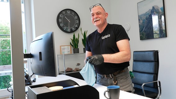 Hier putzt der Chef selbst, wenn seine Reinigungskräfte ausfallen: Maik Uwe Hofmann von Hofmanns Reinigungsservice. © NDR/Seelmannfilm GmbH 