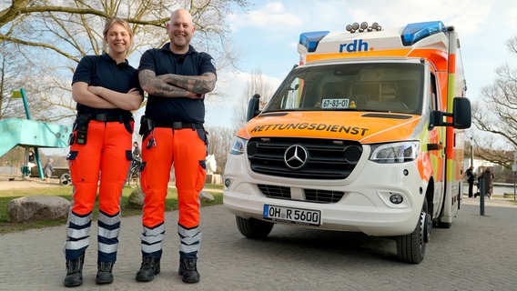 Sie sind ein kompetentes Dreamteam auf dem Rettungswagen des Rettungsdienstes Holstein: Rettungssanitäterin Hannah Düllmann und Notfallsanitäter Hannes Engler verstehen sich mittlerweile fast schon ohne Worte – ein großer Vorteil, wenn's im Notfall schnell gehen muss. © NDR/Verena Künstner 