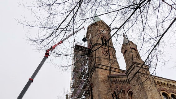 Die  schmalen Türme der St. Martinikirche in Melle erschweren den Einbau. © NDR/MMTV 