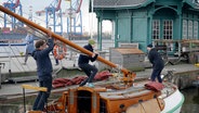 Auch Gesas eigene Jacht, ein historisches Plattbodenschiff, braucht intensive Pflege. © NDR/stennerfilm 