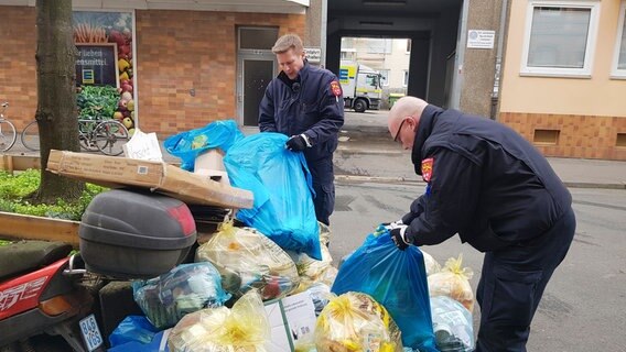Sven Martin (links) ist seit Jahren im Ermittlungsteam der Müllabfuhr  seinen neuen Kollegen Markus Hintzke arbeitet er ein. © NDR/nahaufnahme medienproduktion/Stefan Radüg 